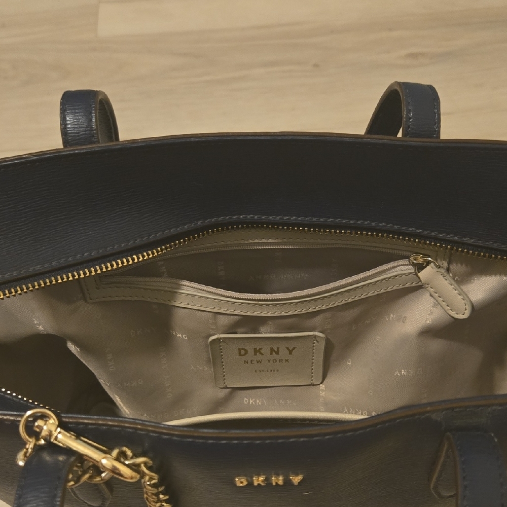 DKNY Bryant Medium Zippered Tote Bag - Picture 7 of 12